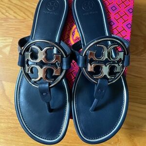 Tory Burch Miller Metal Logo Thong Sandal in Perfect Navy/Silver